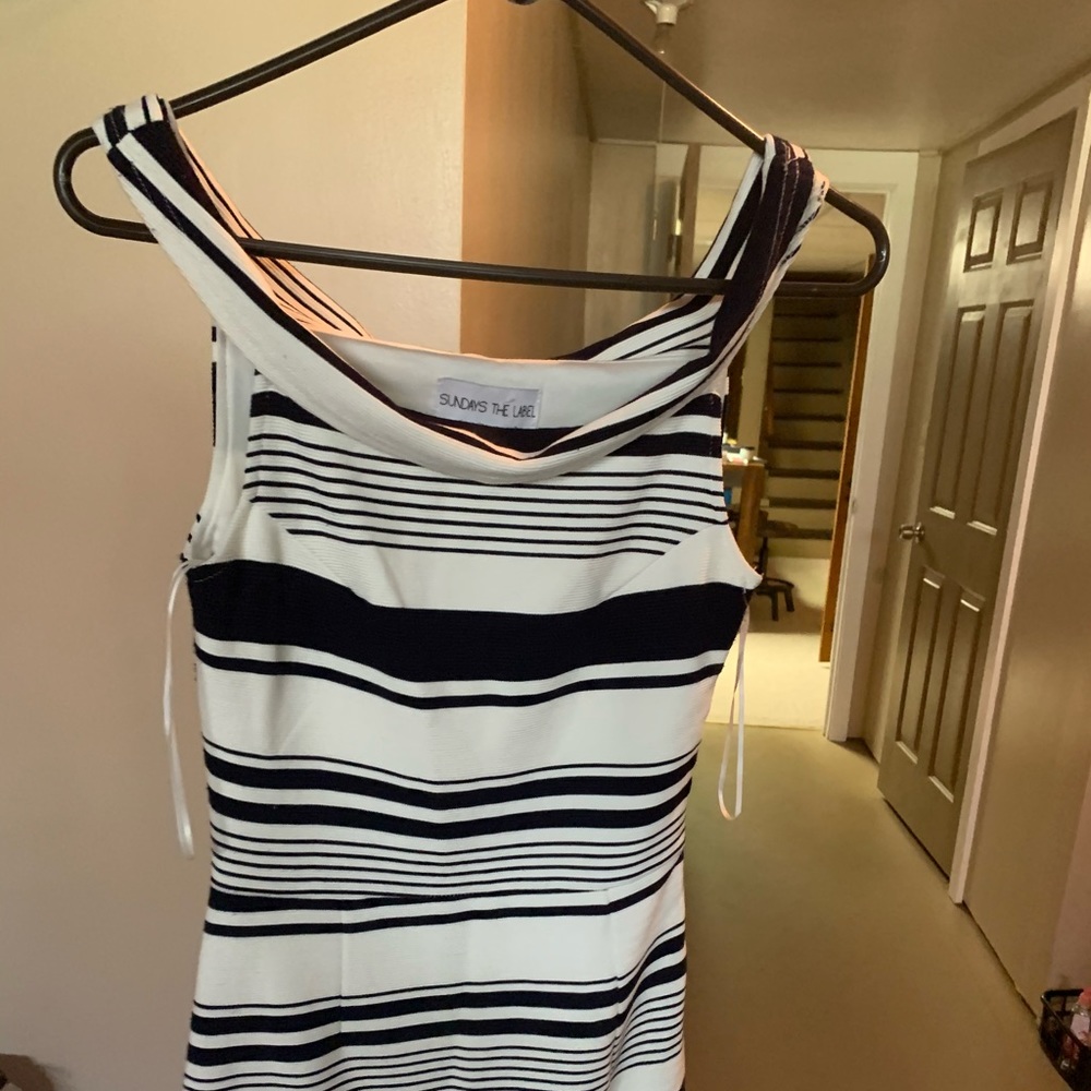 Off-shoulders dress/mid length